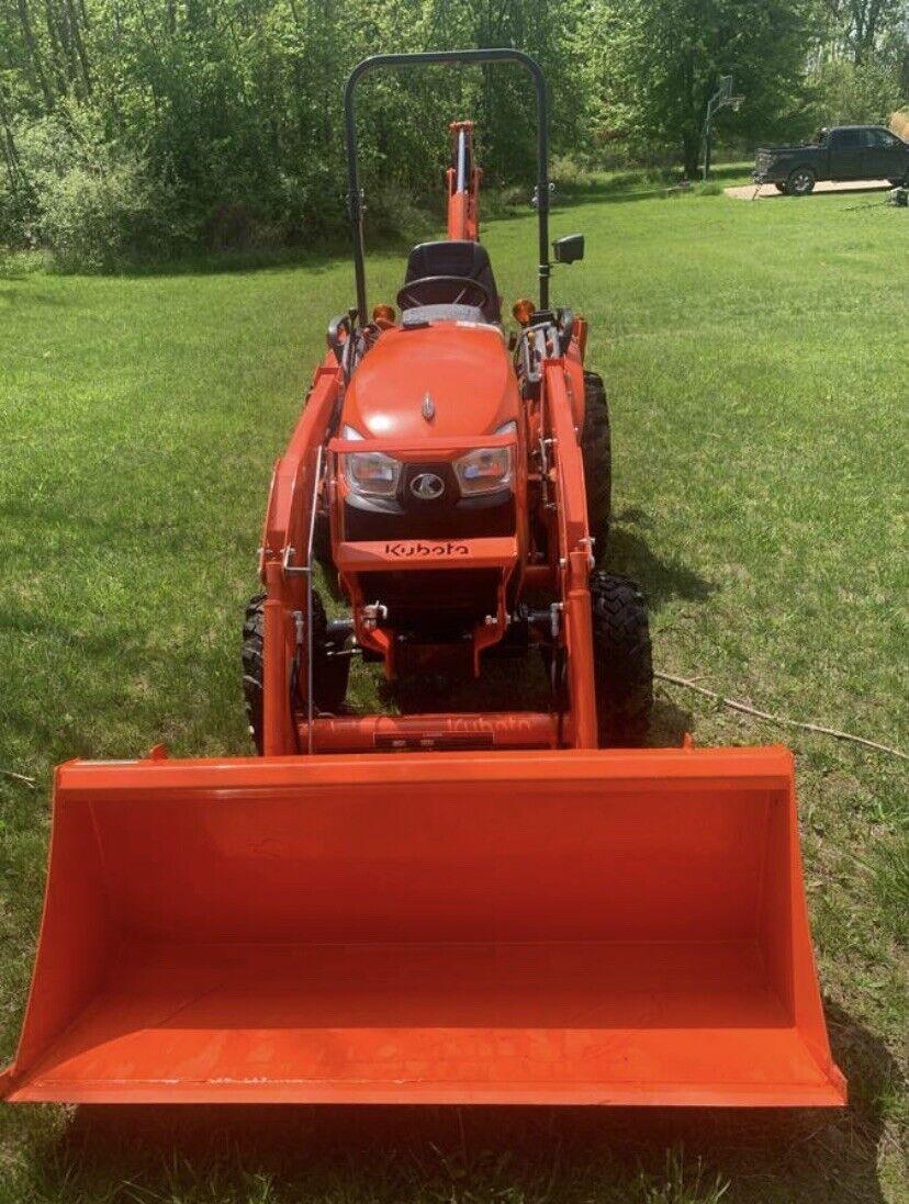 Barely Used (25hrs) kubota LX2610su